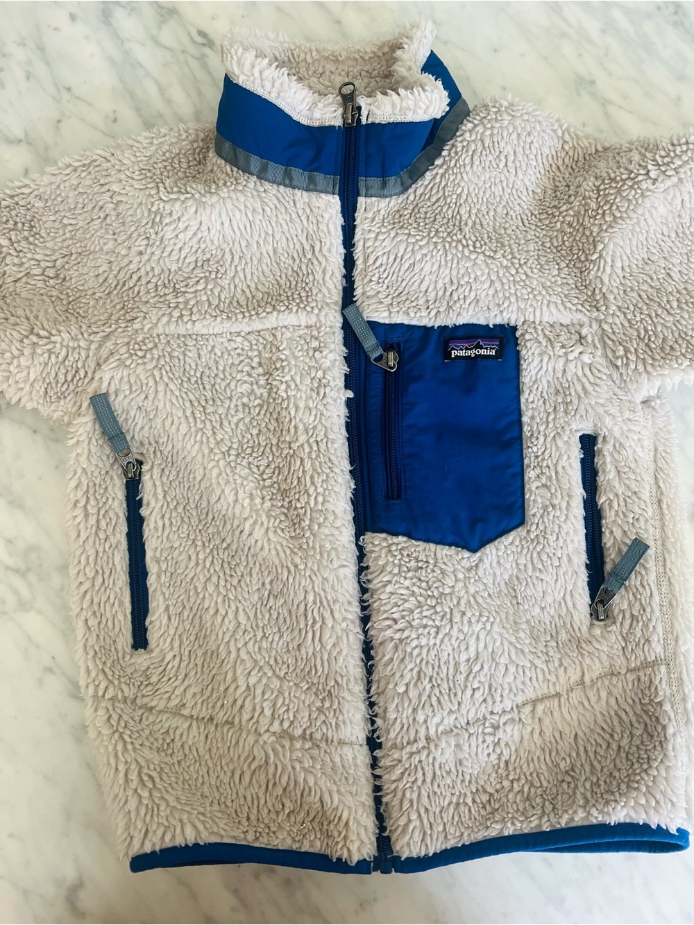 Patagonia Kids Age 7-8yo. Cream Sherpa Fleece Jacket with Blue Trim - Picture 4 of 5